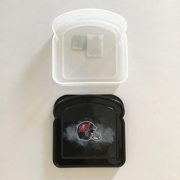 Tampa Bay Bucs Buccaneers NFL Football Helmet Magnet & Sandwich Keeper NFC NEW - Picture 10 of 16